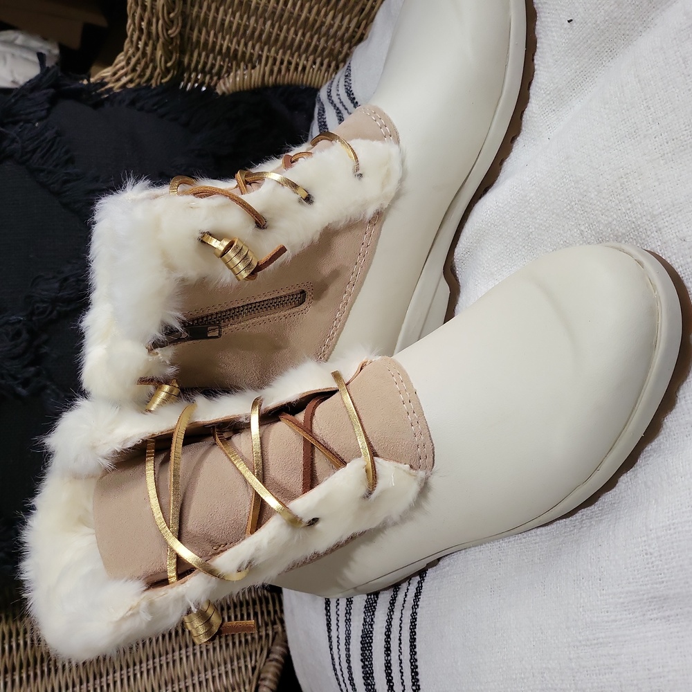NEW WOMENS TAN CREAM SPERRY DUCK BOOTS WITH FAUX FUR.  CUTE DETAILS SIZE 9.5